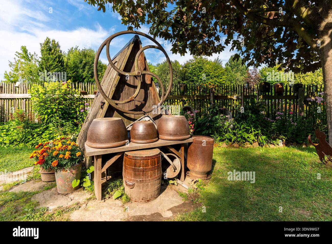 Giardino botanico Kapias a Goczałkowice-Zdrój, Polonia, vecchio pozzo storico. Foto Stock