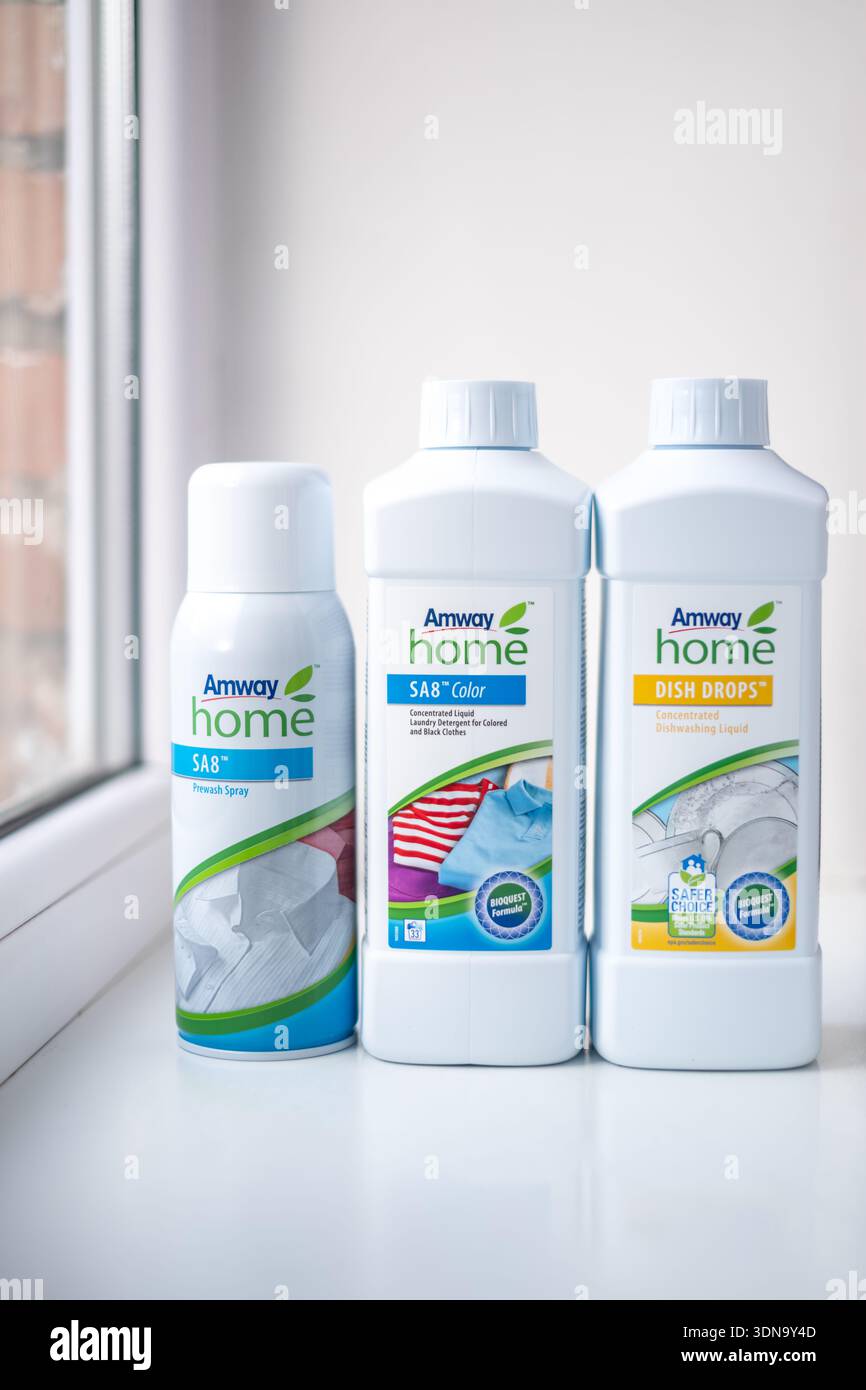 Riga, Lettonia - 8 febbraio 2026: Detersivo per bucato Amway SA8 Color e spruzzette prelavaggio disposte su una superficie bianca Foto Stock