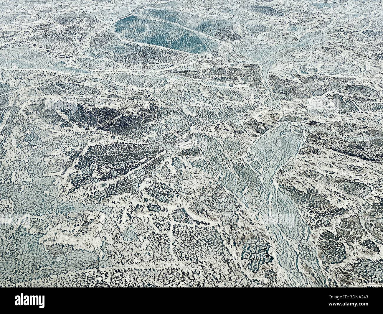 Fusioni e fratture del ghiaccio marino durante la rottura annuale vicino a Kotzebue Sound nell'Artico dell'Alaska - Immagine stock catturata con smartphone