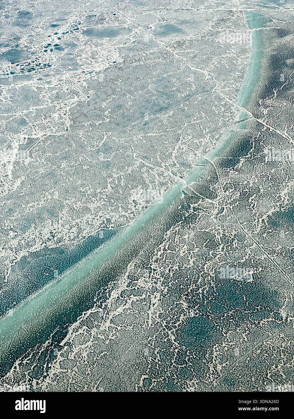 Fusioni e fratture del ghiaccio marino durante la rottura annuale vicino a Kotzebue Sound nell'Artico dell'Alaska - Immagine stock catturata con smartphone
