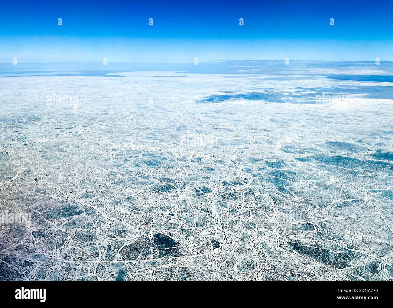 Fusioni e fratture del ghiaccio marino durante la rottura annuale vicino a Kotzebue Sound nell'Artico dell'Alaska - Immagine stock catturata con smartphone