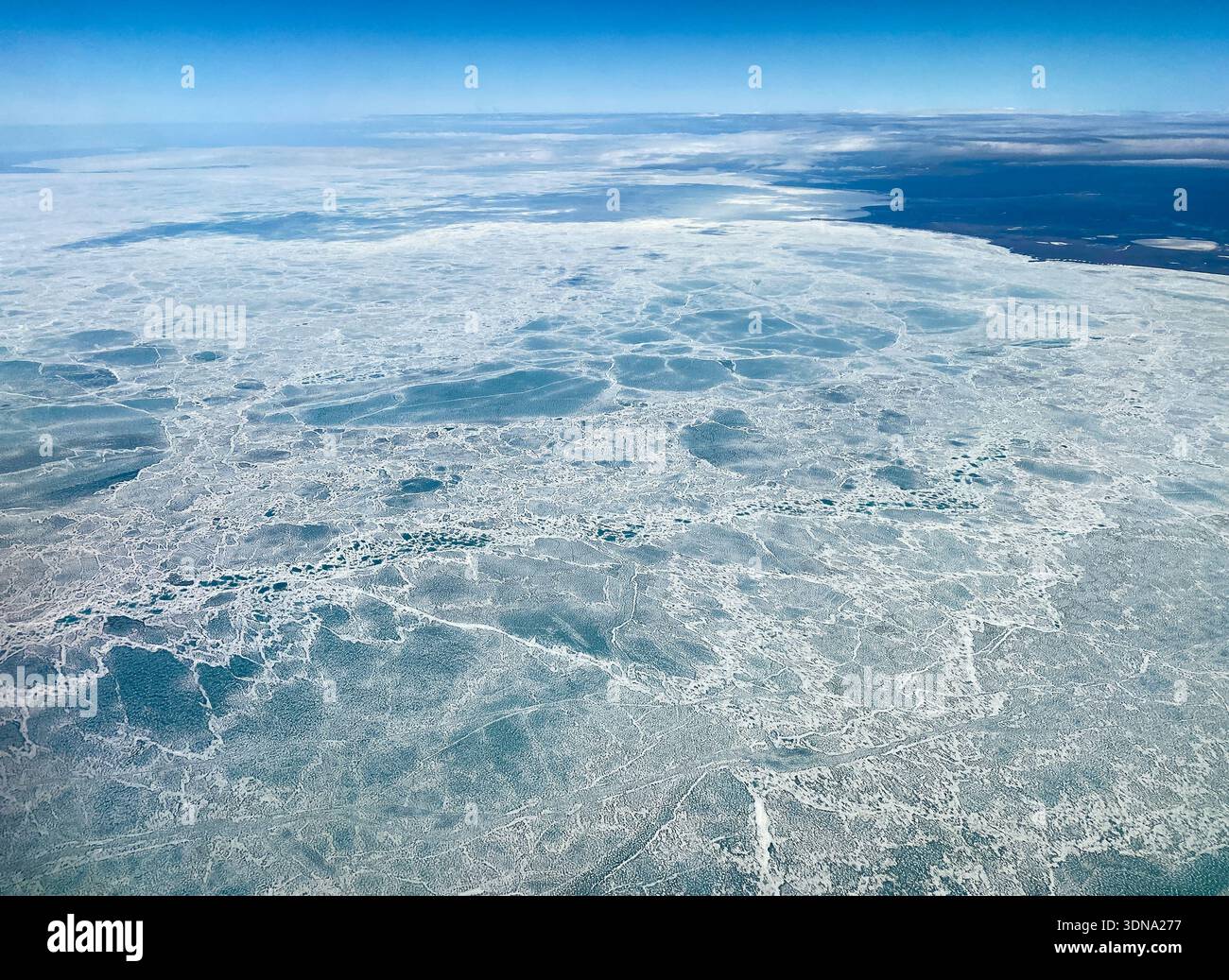 Fusioni e fratture del ghiaccio marino durante la rottura annuale vicino a Kotzebue Sound nell'Artico dell'Alaska - Immagine stock catturata con smartphone