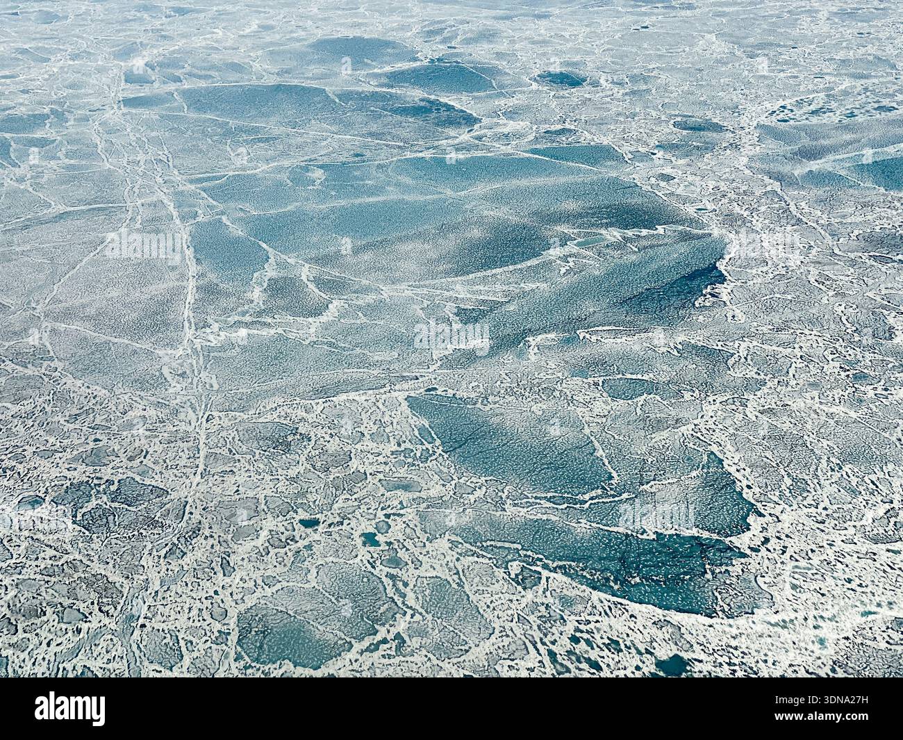 Fusioni e fratture del ghiaccio marino durante la rottura annuale vicino a Kotzebue Sound nell'Artico dell'Alaska - Immagine stock catturata con smartphone