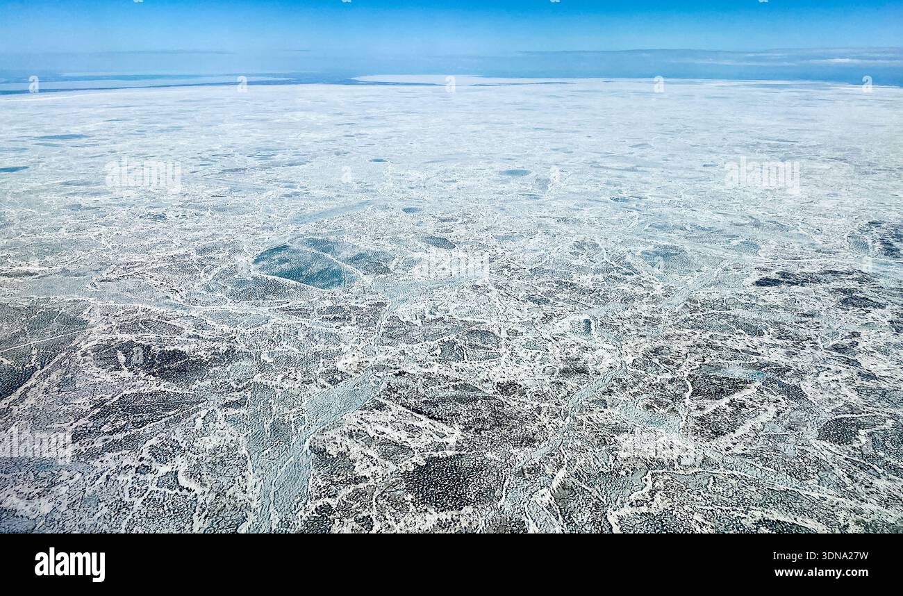 Fusioni e fratture del ghiaccio marino durante la rottura annuale vicino a Kotzebue Sound nell'Artico dell'Alaska - Immagine stock catturata con smartphone