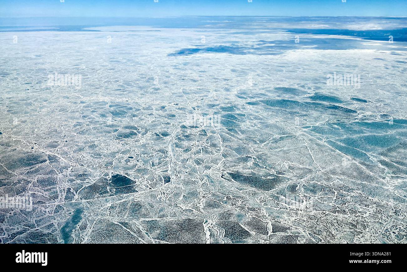 Fusioni e fratture del ghiaccio marino durante la rottura annuale vicino a Kotzebue Sound nell'Artico dell'Alaska - Immagine stock catturata con smartphone