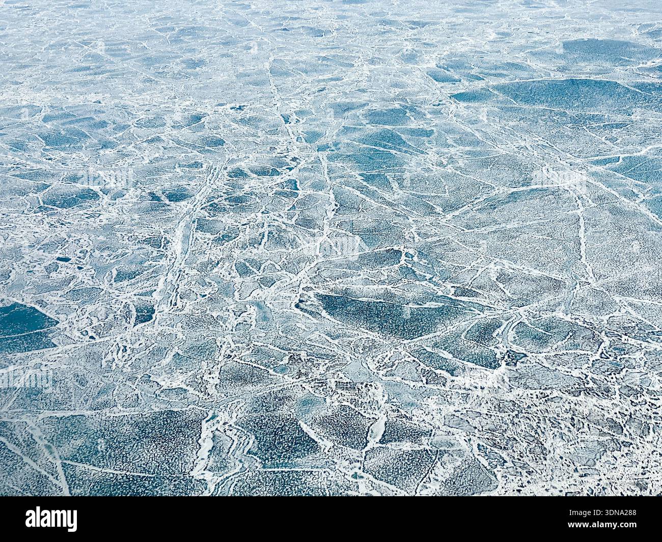 Fusioni e fratture del ghiaccio marino durante la rottura annuale vicino a Kotzebue Sound nell'Artico dell'Alaska - Immagine stock catturata con smartphone