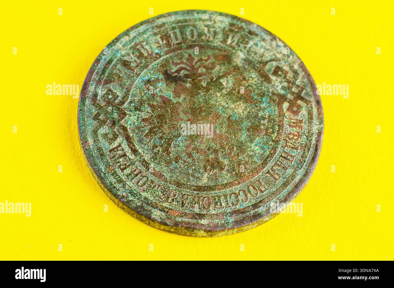 Rovescio della vecchia moneta di rame imperiale con dettagli usurati e patina naturale Foto Stock
