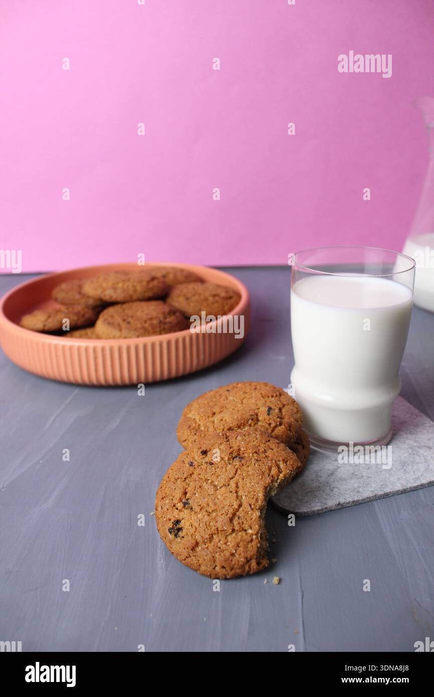 Colazione per bambini, biscotti con latte. Concetto di mangiare sano spuntino veloce tè pomeridiano. Foto Stock