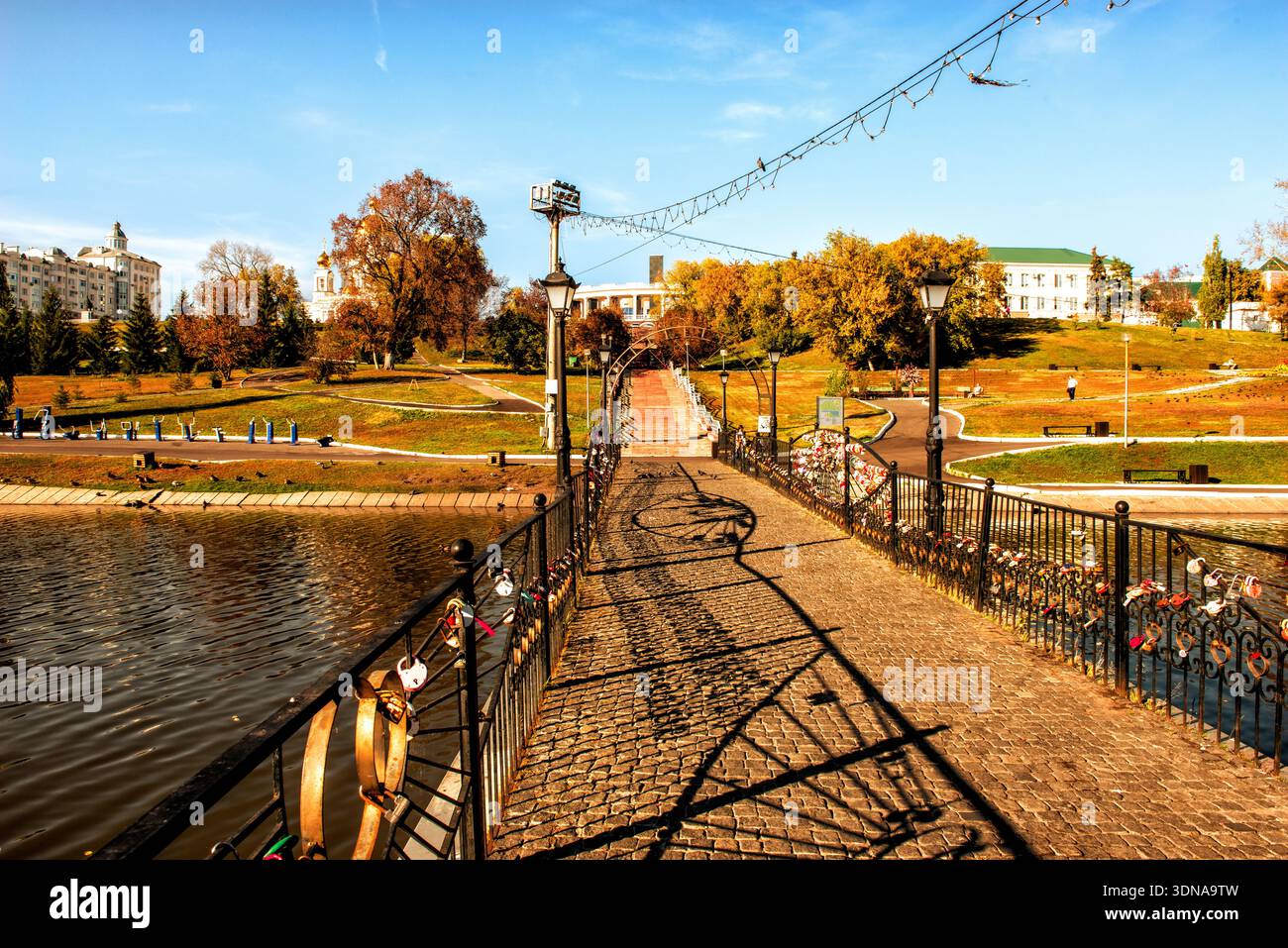 Ponte nel parco sul Saranka Peck nella città di Saransk Foto Stock