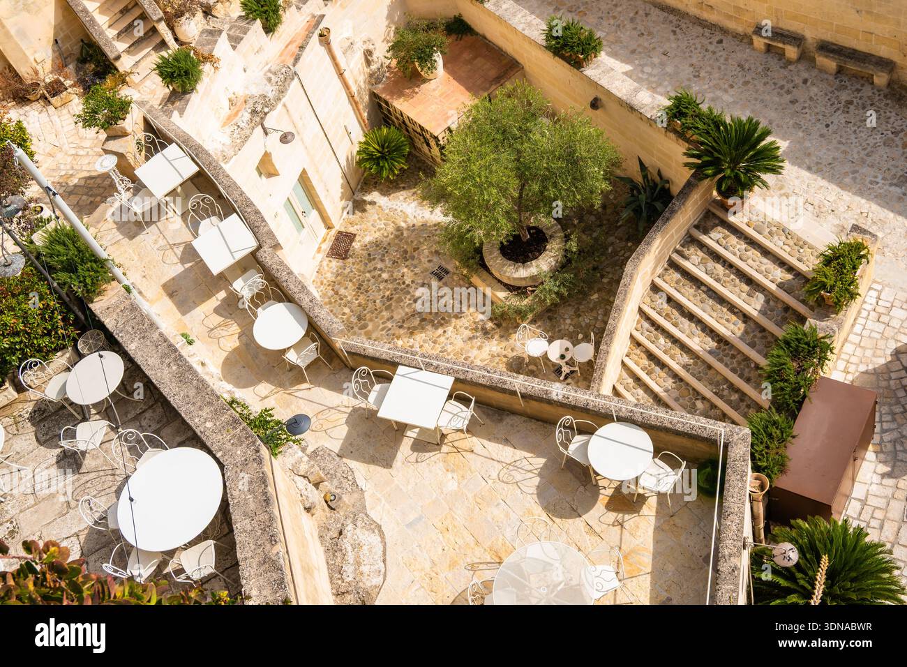 Vista aerea di un affascinante caffè in pietra circondato da antiche mura, Puglia, Italia Foto Stock