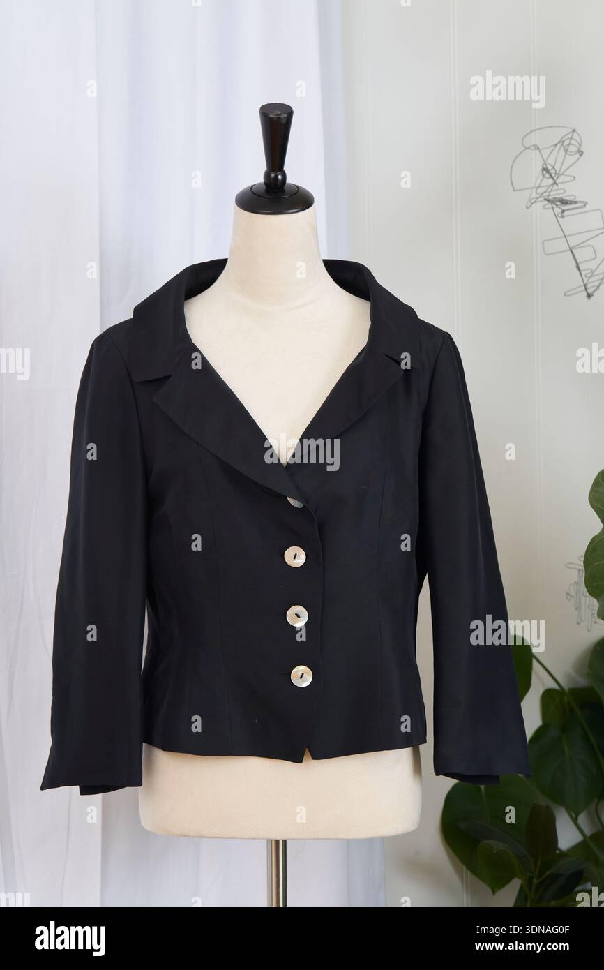 Abbigliamento vintage da donna su un manichino Foto Stock