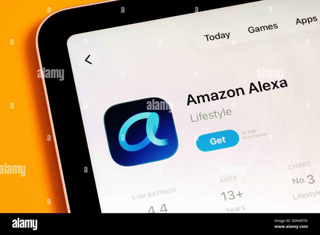 Elenco delle app Amazon Alexa con logo ridisegnato sullo schermo dell'iPad Apple con interfaccia Liquid Glass e aggiornamento assistente potenziato da Alexa+ ai. Stafford Foto Stock