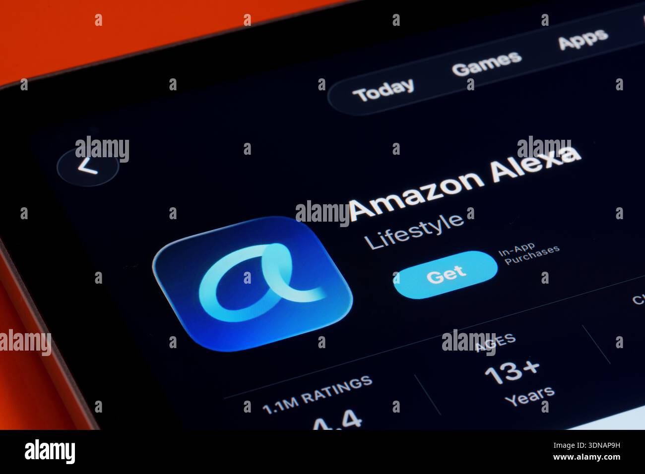 Elenco delle app Amazon Alexa su iPad Apple che mostra il logo ridisegnato, l'interfaccia in modalità scura e le funzionalità potenziate da Alexa+ con elementi di design in vetro liquido. Sta Foto Stock