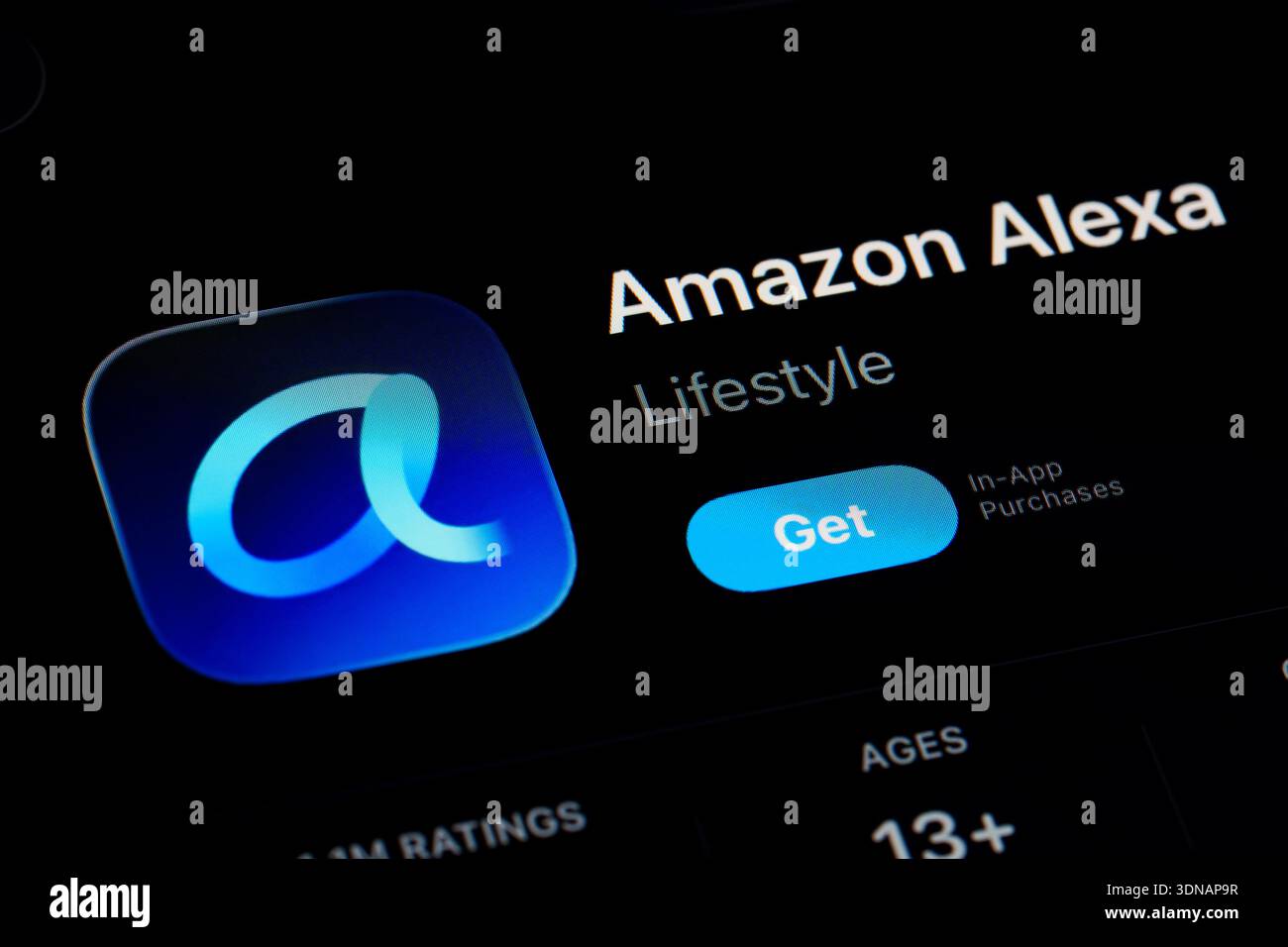 Primo piano dell'app Amazon Alexa su iPad Apple che mostra il logo ridisegnato in modalità buia dell'App Store con assistente Alexa Plus con tecnologia ai e interfaccia Liquid Glass Foto Stock