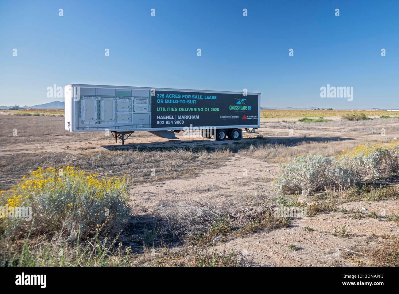 Buckeye, Arizona - un annuncio pubblicitario su un semirimorchio parcheggiato offre terreni in vendita per lo sviluppo abitativo nel deserto dell'Arizona. Tali sviluppi hav Foto Stock