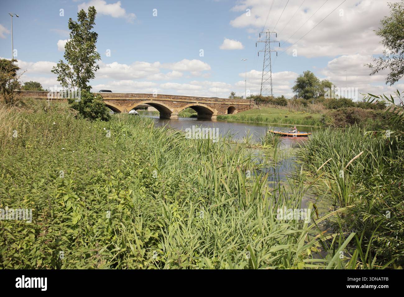 La A1 Great North Road mentre passa sopra il fiume Great Ouse a Tempsford nel Bedfordshire. Foto Stock