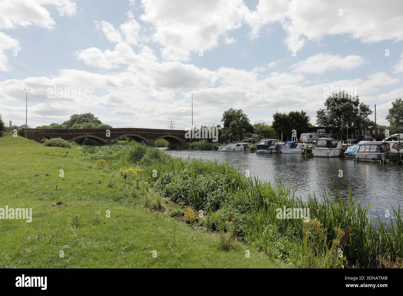 La A1 Great North Road mentre passa sopra il fiume Great Ouse a Tempsford nel Bedfordshire. Foto Stock