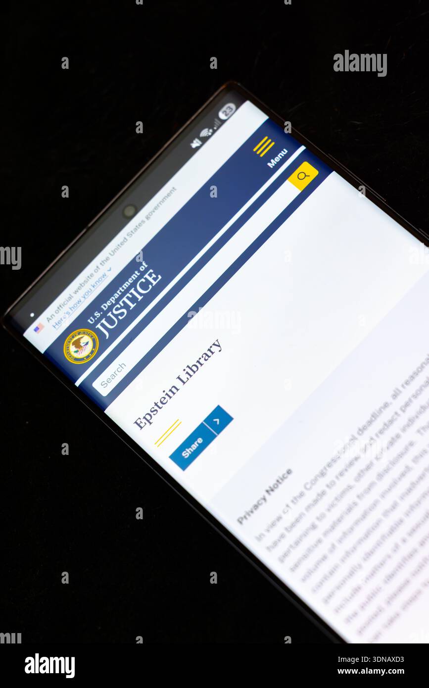 Schermo cellulare con la biblioteca Epstein aperta sul sito web del Dipartimento di giustizia degli Stati Uniti a Balykchy, Kirghizistan - 2 febbraio 2026 Foto Stock