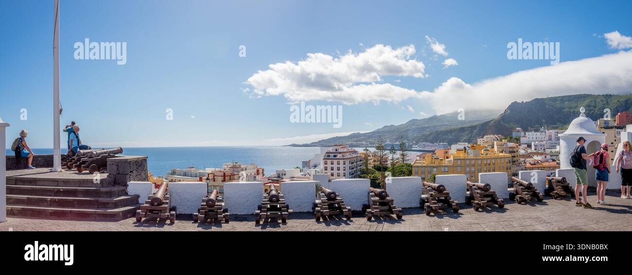 Il Castillo de la Virgen (Castello della Vergine) a Santa Cruz de la Palma, Isole Canarie, e presenta cannoni storici che si affacciano sulla città. Foto Stock