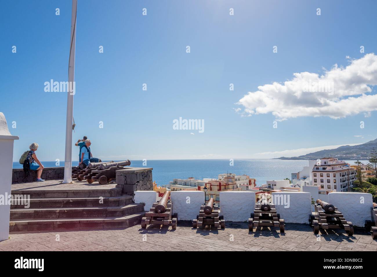 Il Castillo de la Virgen (Castello della Vergine) a Santa Cruz de la Palma, Isole Canarie, e presenta cannoni storici che si affacciano sulla città. Foto Stock