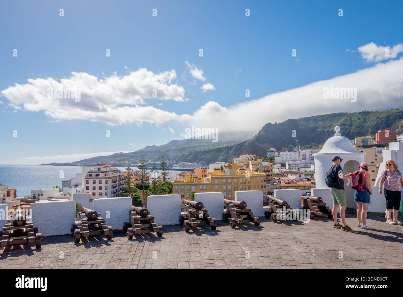 Il Castillo de la Virgen (Castello della Vergine) a Santa Cruz de la Palma, Isole Canarie, e presenta cannoni storici che si affacciano sulla città. Foto Stock