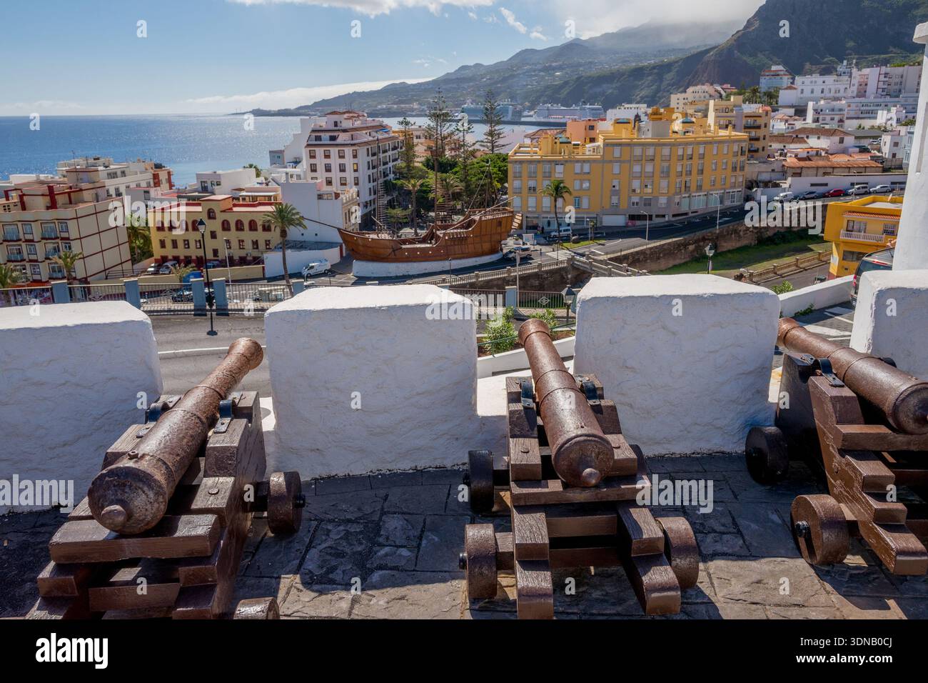 Il Castillo de la Virgen (Castello della Vergine) a Santa Cruz de la Palma, Isole Canarie, e presenta cannoni storici che si affacciano sulla città. Foto Stock