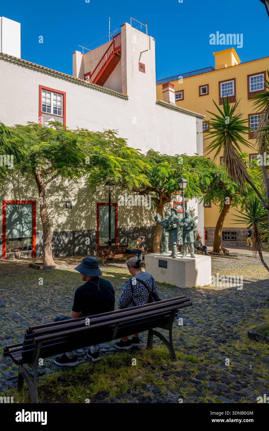 Una statua di bronzo di tre cantanti maschi in Plaza de Vandale, Santa Cruz de la Palma, la Palma, Isole Canarie, Spagna. Foto Stock