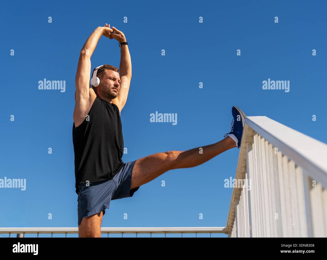 Giovane uomo adulto che fa esercizio all'aperto nelle giornate di sole. Foto Stock