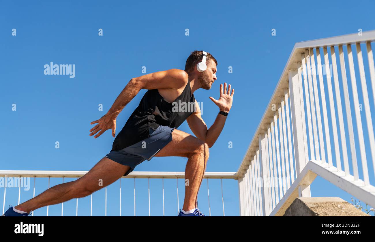 Giovane uomo adulto che fa esercizio all'aperto nelle giornate di sole. Foto Stock