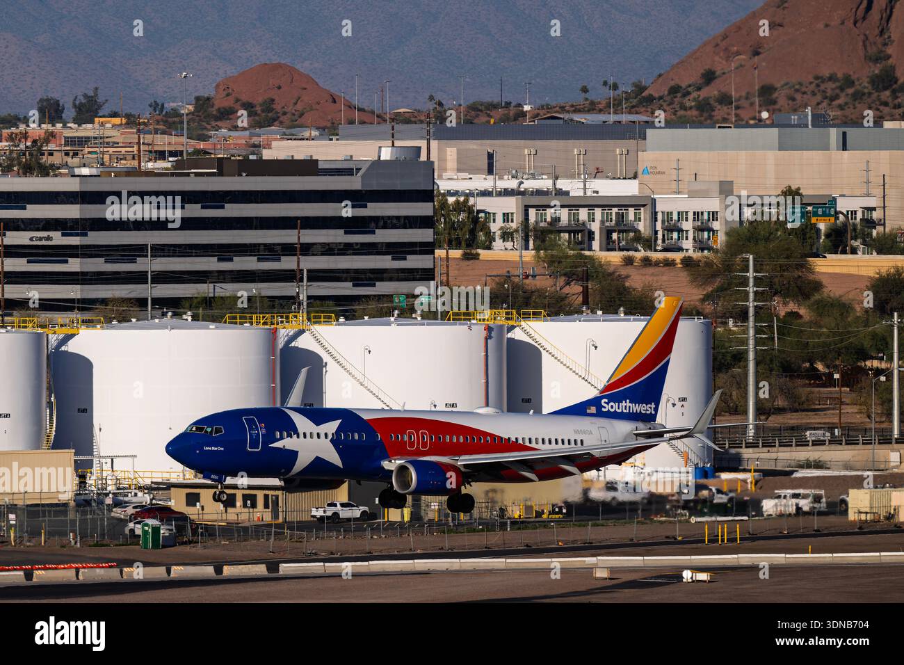Aeroporto sky Harbor 2-3-2026 Phoenix, AZ USA Southwest Airlines Boeing 737-800 N8660A Lone Star One arrivo al tramonto all'aeroporto internazionale Sky Harbor di Phoenix. Aria Foto Stock