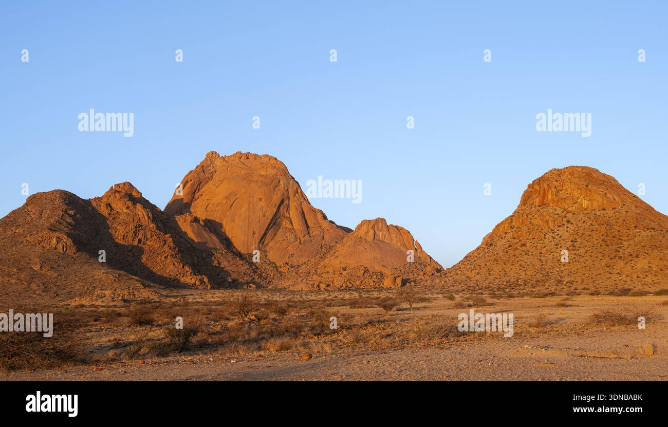 Vista dei caratteristici Monti Spitzkoppe sotto il cielo limpido, Spitzkoppe, Namibia Foto Stock