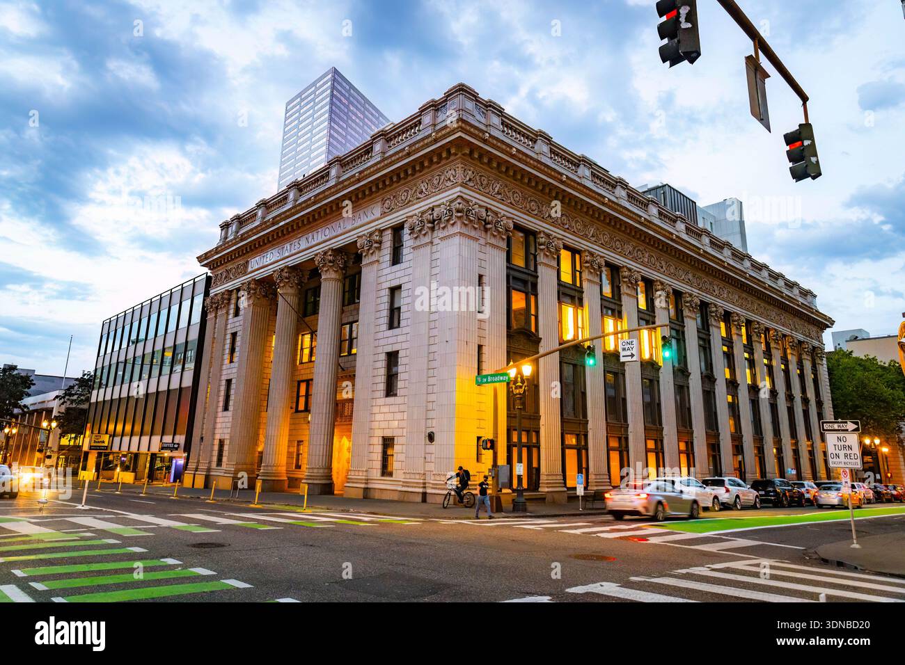 Portland, OR, USA - 09 ottobre 2025: L'imponente architettura dell'edificio della United States National Bank di Portland è splendidamente evidenziata da e Foto Stock