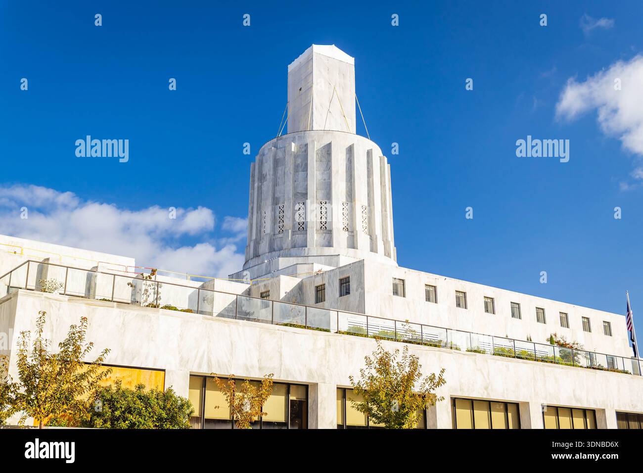 L'edificio del Campidoglio dello stato dell'Oregon si erge in modo prominente sotto un cielo luminoso e limpido a Salem Foto Stock