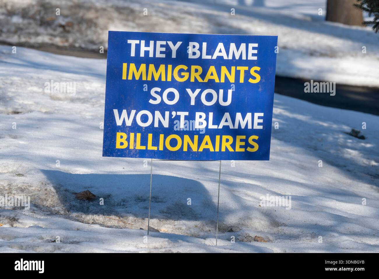 Little Canada, Minnesota. Un cartello da cortile che dice che danno la colpa agli immigrati, quindi non darai la colpa ai miliardari. Foto Stock
