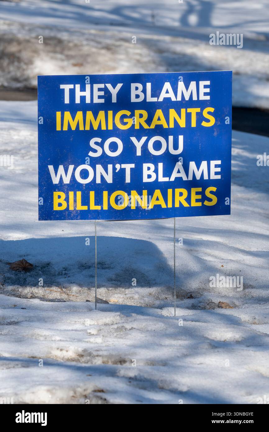 Little Canada, Minnesota. Un cartello da cortile che dice che danno la colpa agli immigrati, quindi non darai la colpa ai miliardari. Foto Stock