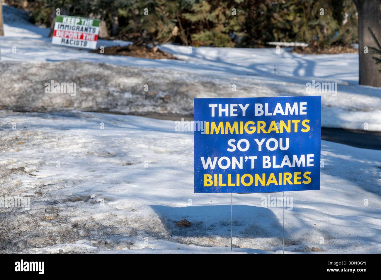 Little Canada, Minnesota. Un cartello da cortile che dice che danno la colpa agli immigrati, quindi non darai la colpa ai miliardari. Foto Stock