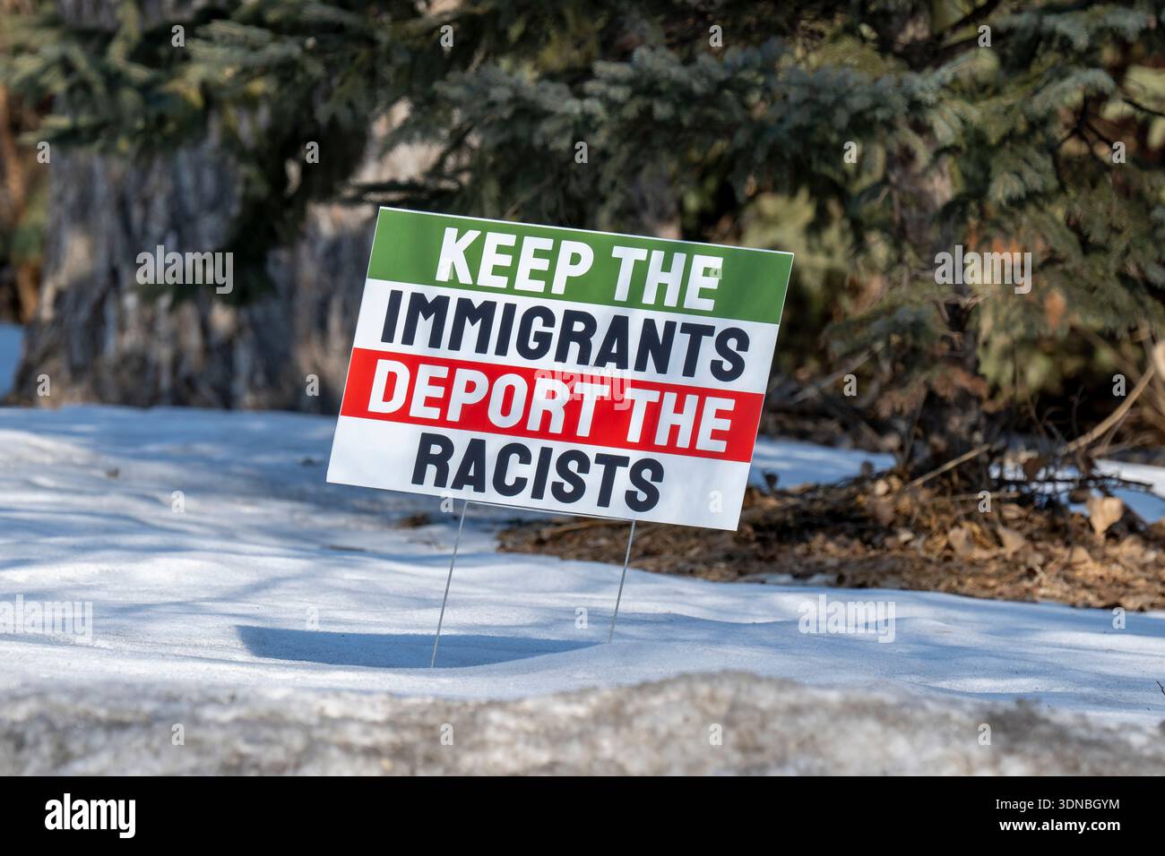 Little Canada, Minnesota. Cartello del cortile che dice di tenere gli immigrati e deportare i razzisti. Foto Stock