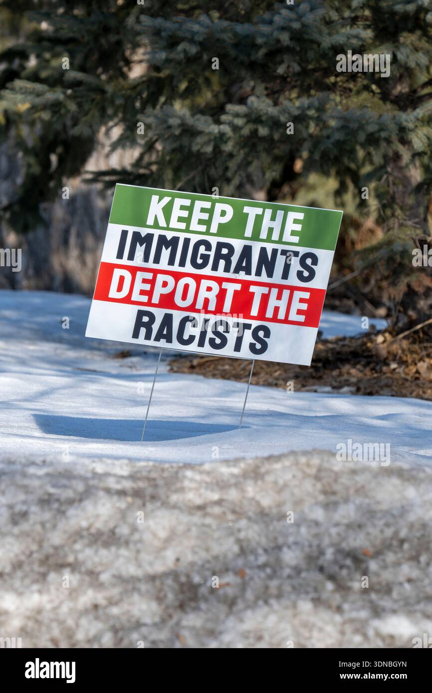 Little Canada, Minnesota. Cartello del cortile che dice di tenere gli immigrati e deportare i razzisti. Foto Stock