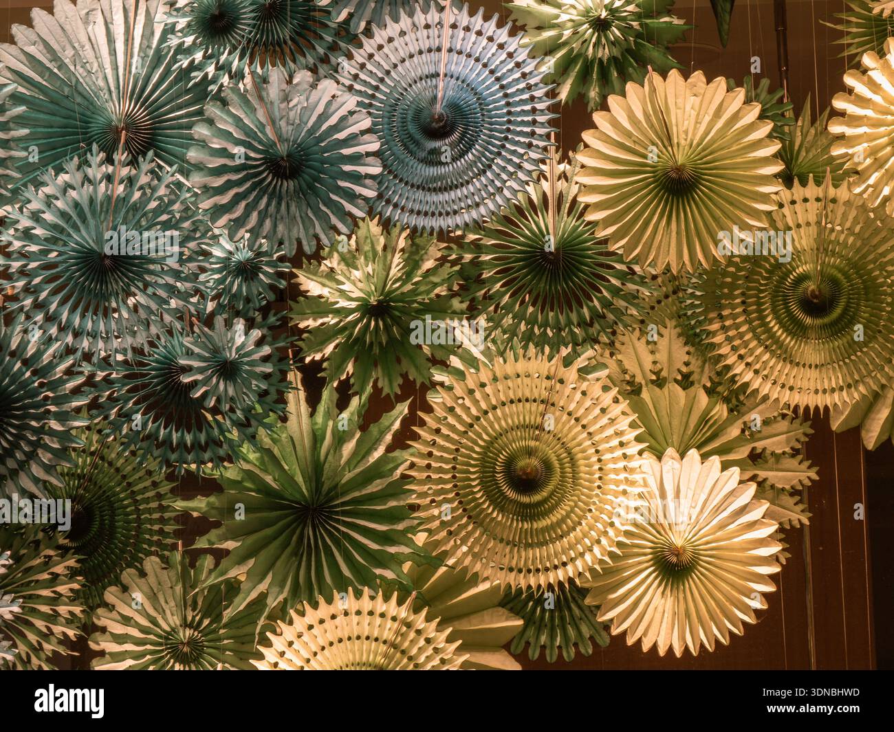 Motivo a lanterna colorata: Lampioni blu, verdi e gialli in forme geometriche a spirale, ciascuna unica, che riempiono l'immagine come sfondo ideale per PC. Foto Stock
