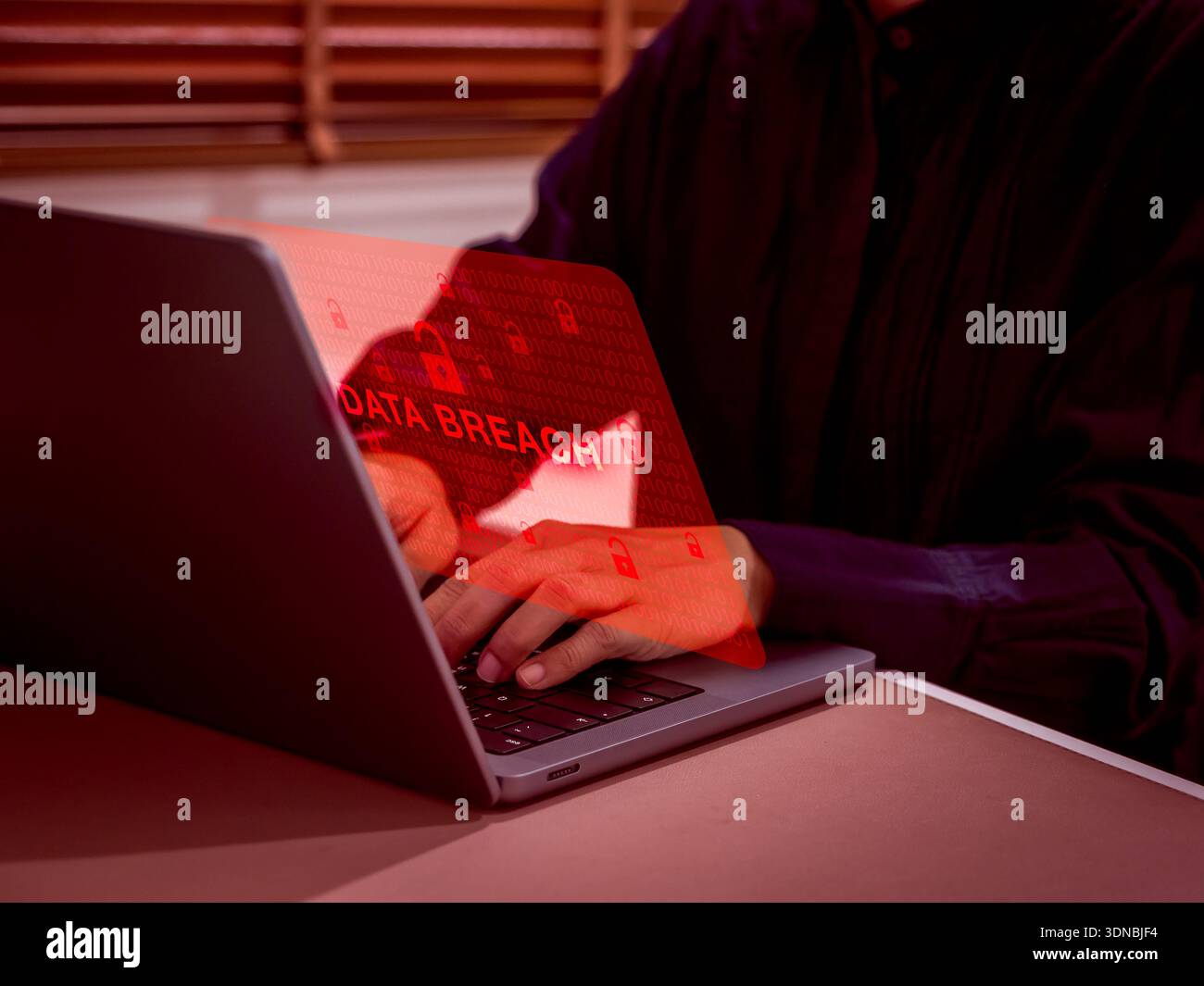 Concetto di violazione dei dati con gli hacker che accedono alle informazioni tramite una sicurezza informatica debole. Mette in evidenza i rischi di attacchi alle password, minacce interne e social ENG Foto Stock