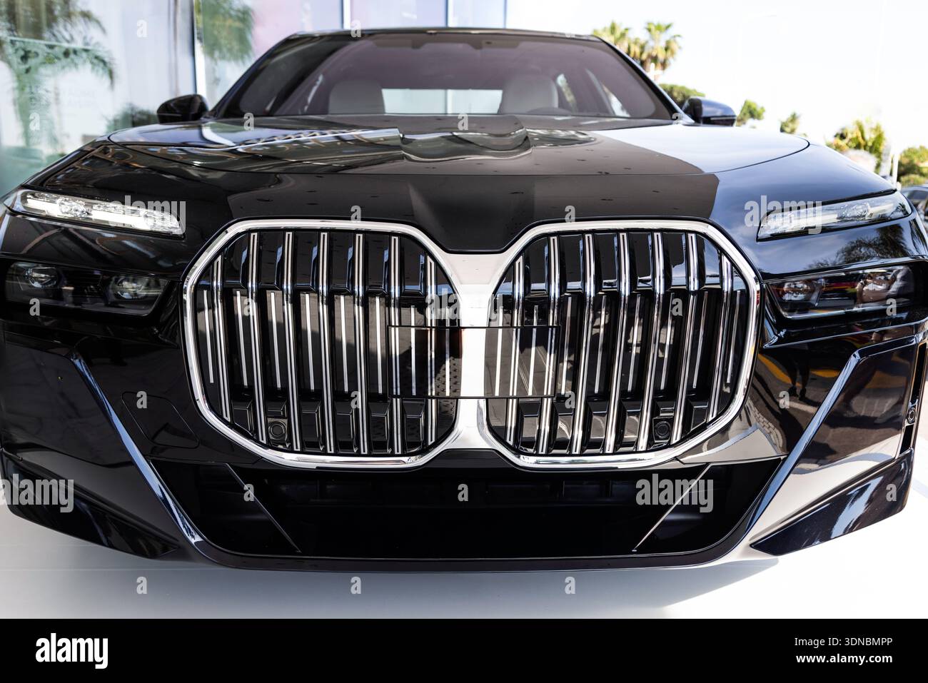 Vista frontale del moderno e potente design di auto di lusso con qualità di costruzione moderna, prestazioni eccezionali e funzioni di integrazione ad alta tecnologia e completamente Foto Stock