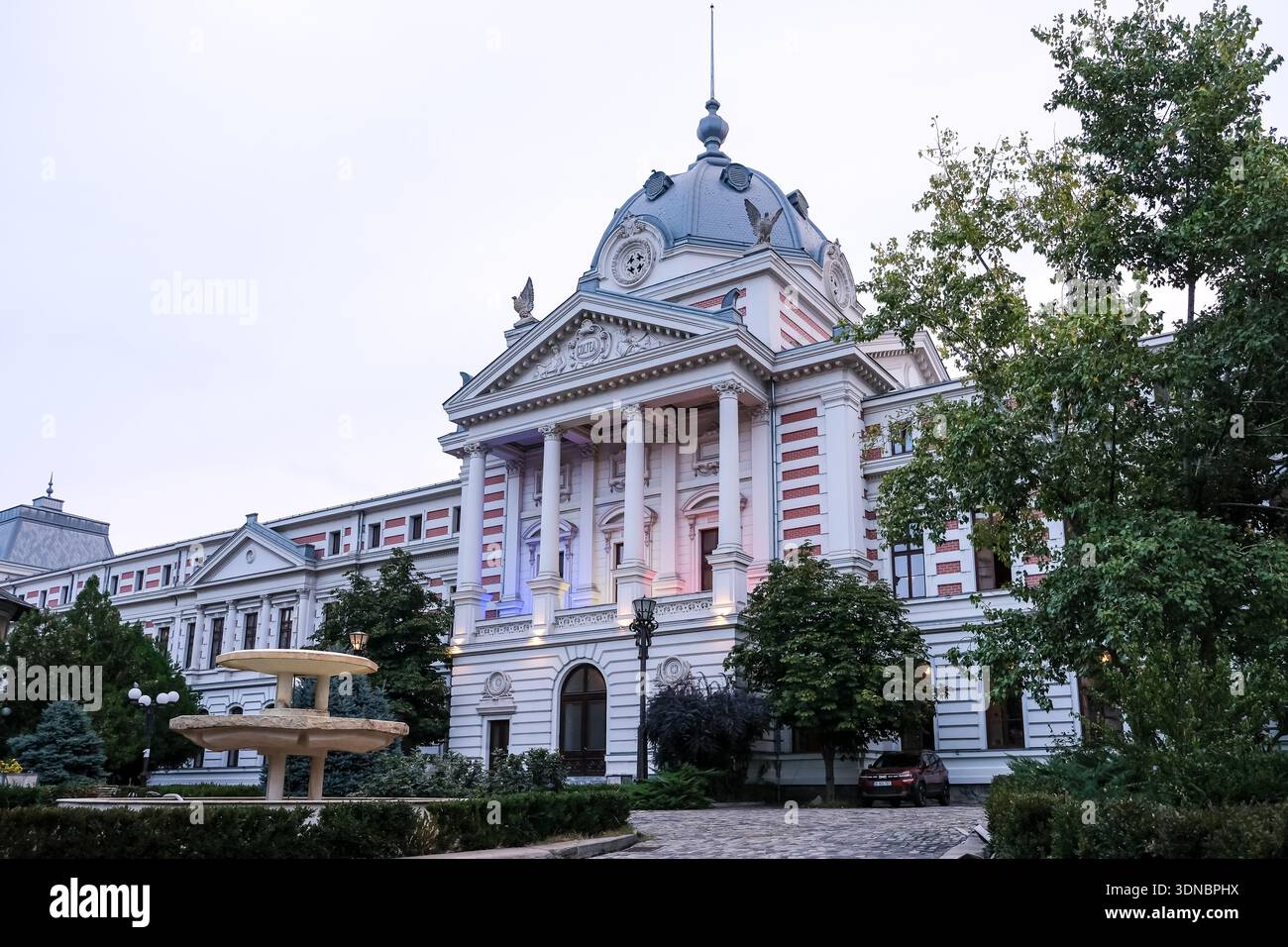 Bucarest, Romania – veduta dell'ospedale Colțea, una storica istituzione medica con una torre a cupola e una facciata neoclassica situata nel centro della città. Foto Stock