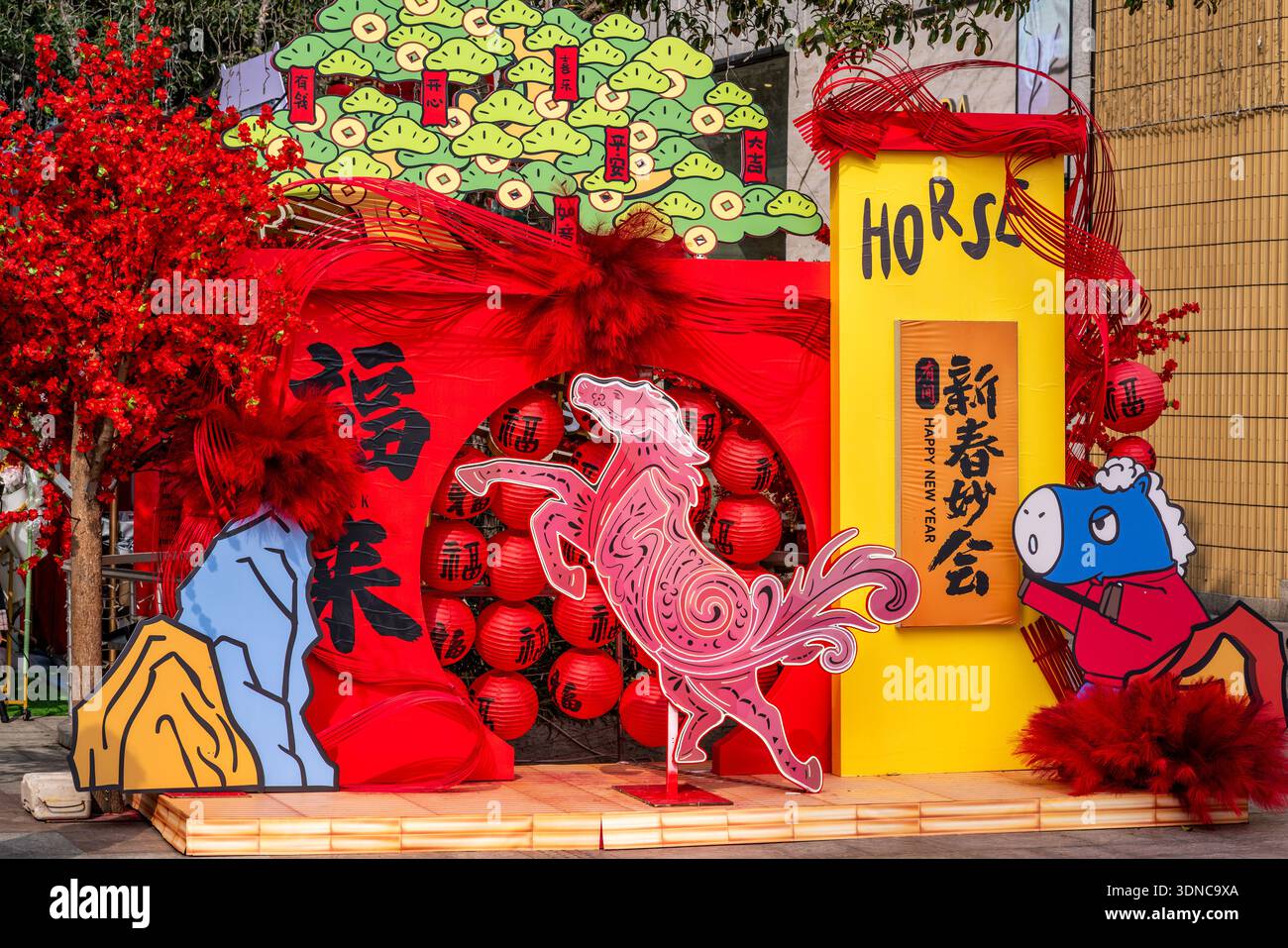 Shanghai Cina , 2 febbraio 2026 : decorazioni a cavallo nella strada nella zona di Jingan per il Capodanno cinese a cavallo 2026 Foto Stock