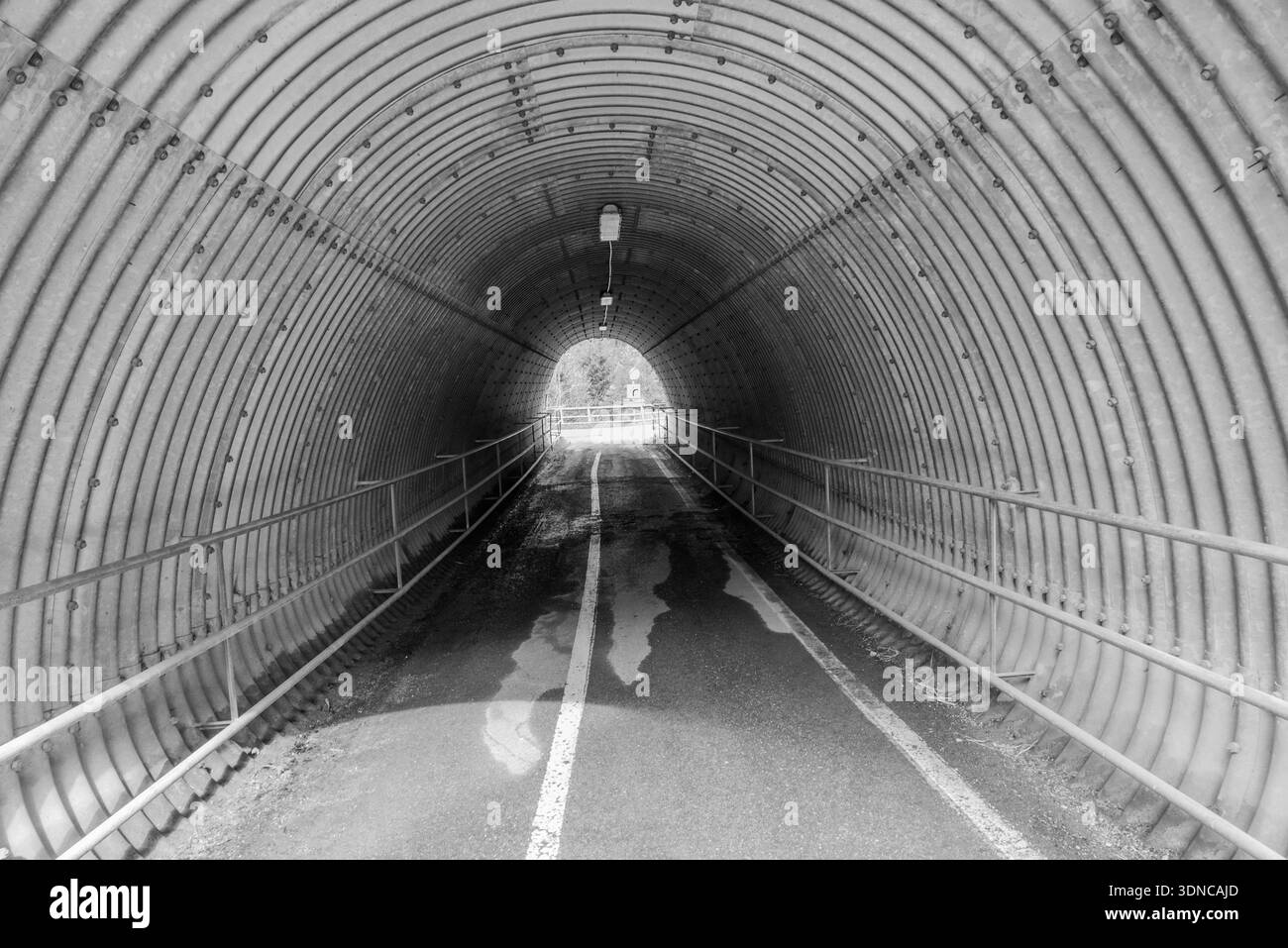 tunnel pedonale con lamiera di metallo e asfalto Foto Stock