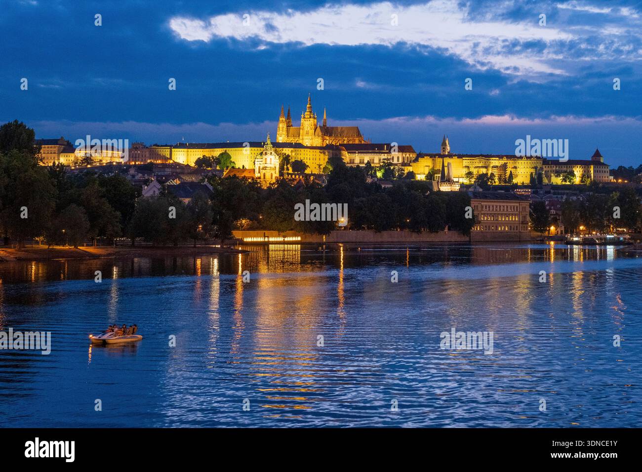 Repubblica Ceca, Praga, centro storico patrimonio mondiale dell'UNESCO, fiume Vlatva, Castello reale e Cattedrale di San Vito Foto Stock