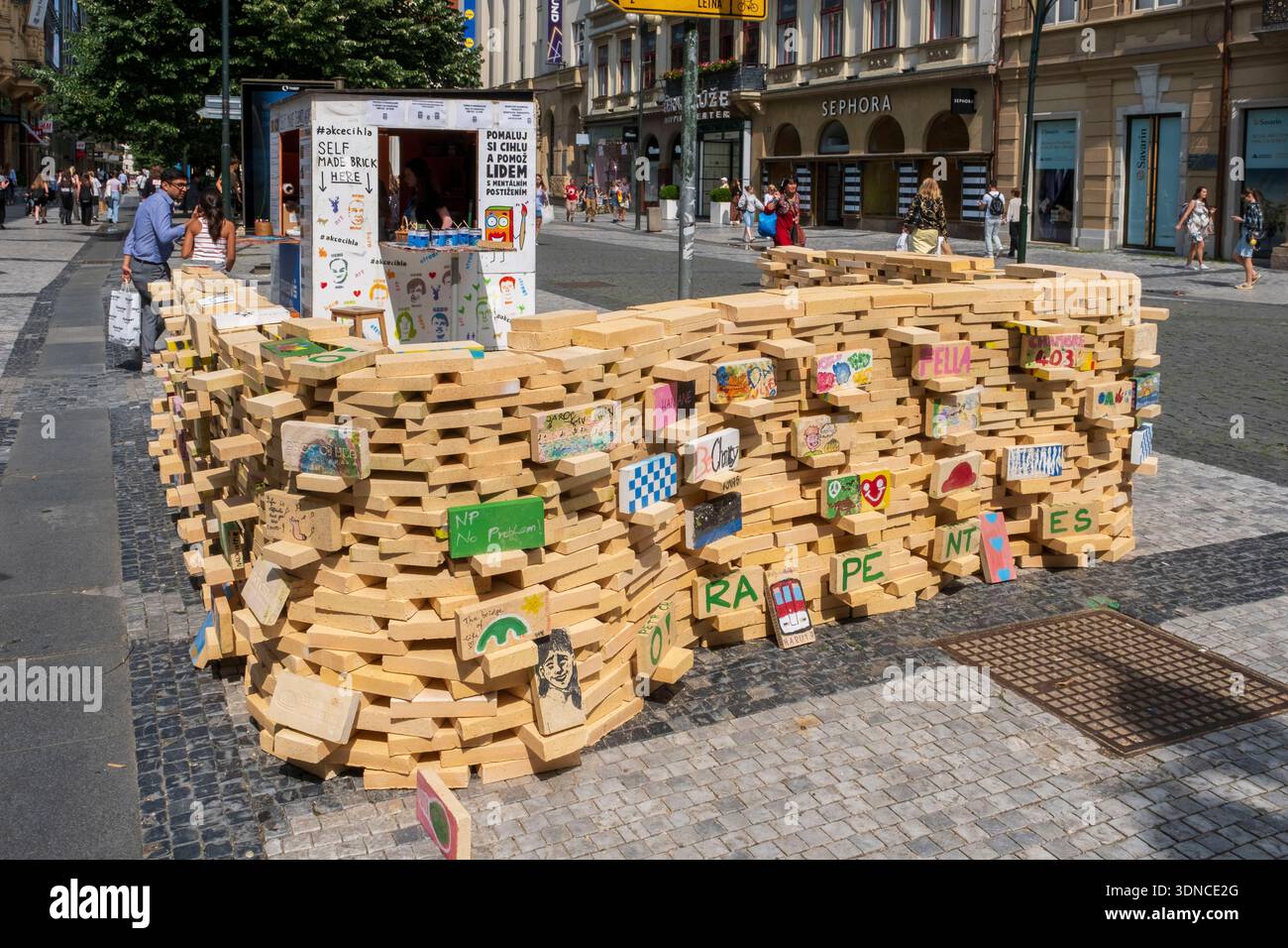 Repubblica Ceca, Praga, centro storico patrimonio dell'umanità dell'UNESCO, città Vecchia (stare Mesto), muro di mattoni, Beneficy Brick raccoglie fondi addebitando i mattoni di pittura Foto Stock
