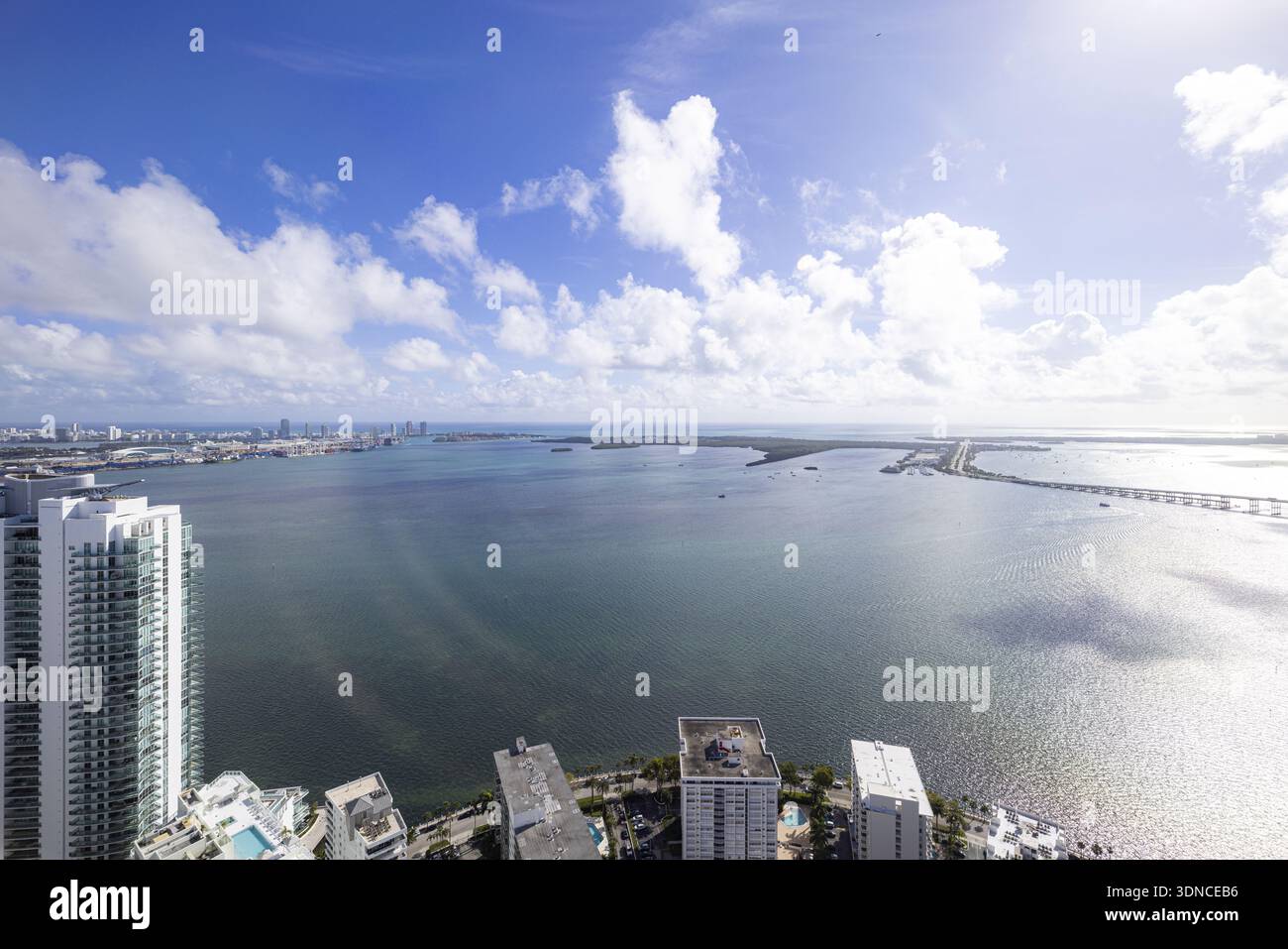 Vista aerea di un vivace paesaggio marino dove le acque blu si incontrano con l'orizzonte, incorniciato dallo skyline e dai ponti, Key Biscayne, Florida, Stati Uniti Foto Stock