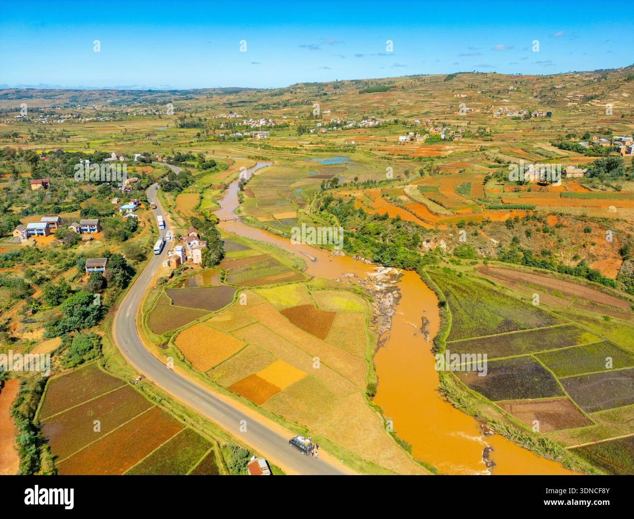 Madagascar, regione di Vakinankaratra, strada nazionale 7 o RN7, tra i campi di riso vicino ad Antanifotsy (vista aerea) Foto Stock