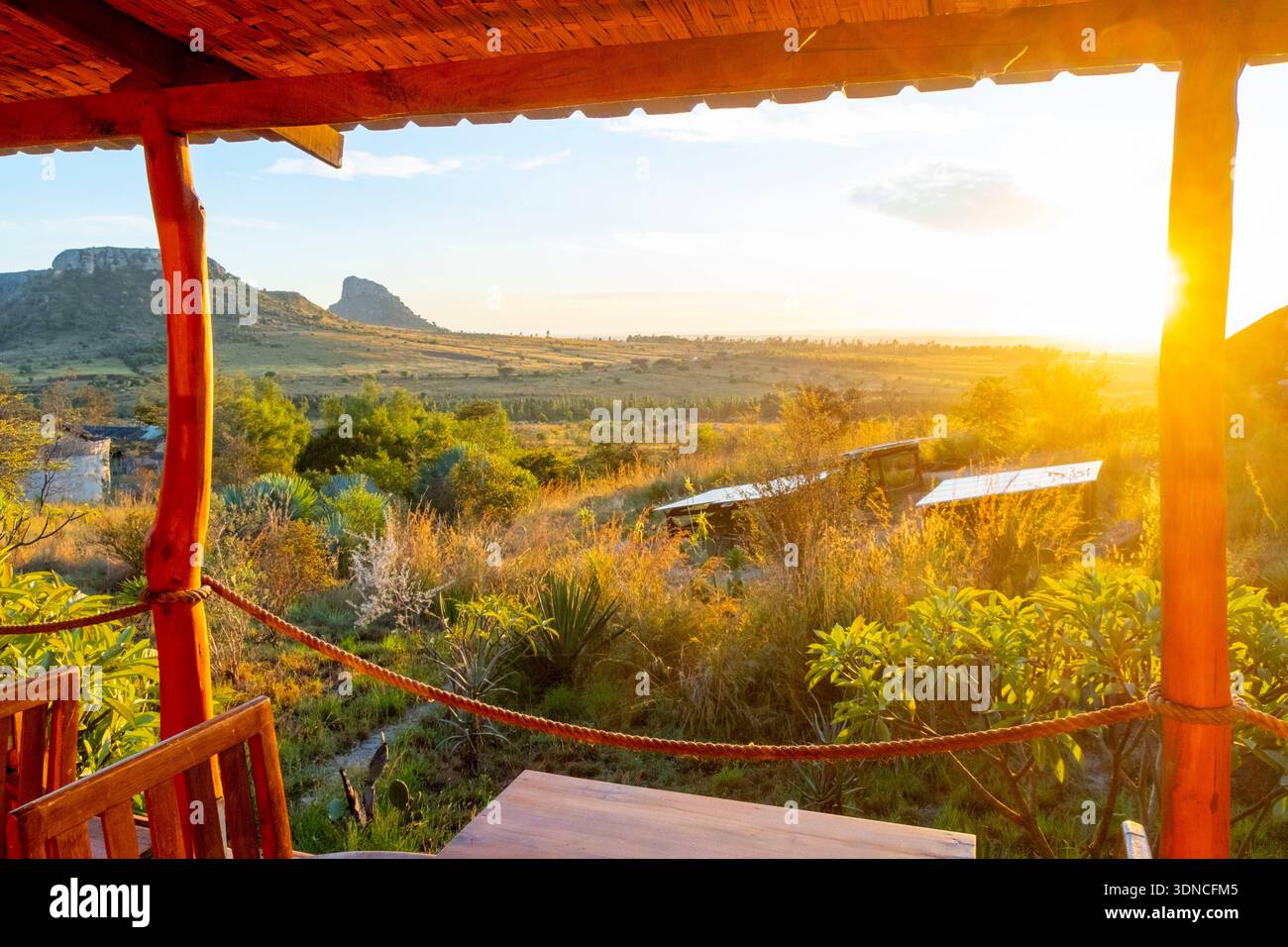 Madagascar, regione di Ihorombe, Ranohira, ai piedi del massiccio dell'Isalo, Satrana Lodge, hotel di lusso Foto Stock