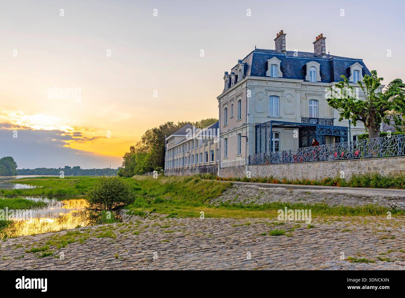 Francia, Maine e Loira, Les Ponts de CE, ristorante Les trois lieux e tramonto sulla Loira Foto Stock